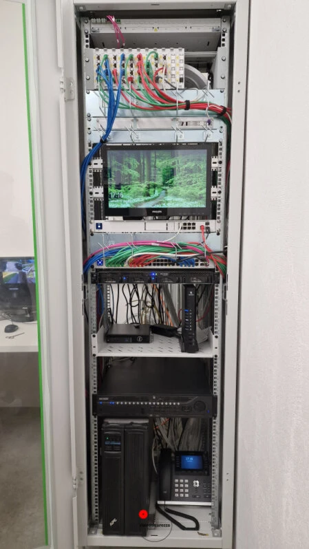 Armadio rack con switch, patch panel, server, router e monitor per la gestione di una rete LAN aziendale cablata