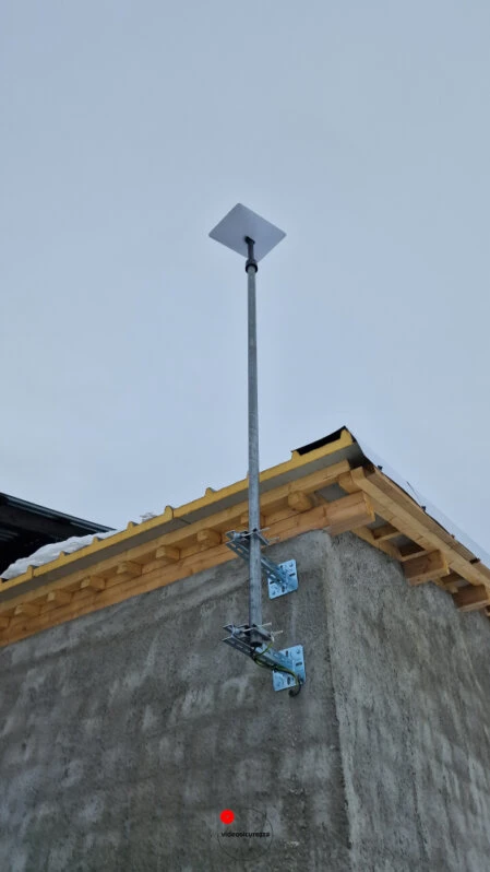 Installazione di antenna Starlink su edificio in montagna con supporto metallico