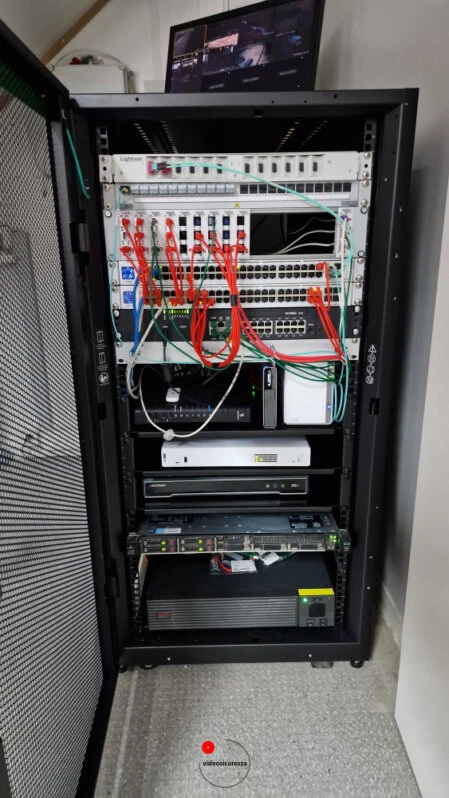 Armadio rack professionale con cablaggio strutturato, switch di rete, DVR e monitor per la gestione della videosorveglianza e della rete LAN