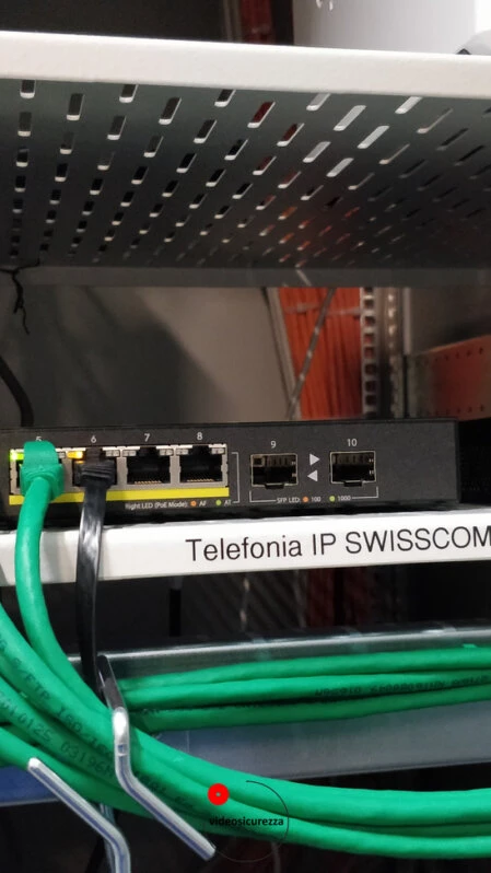 Switch Ethernet per servizi di telefonia IP Swisscom con cablaggio strutturato in armadio rack