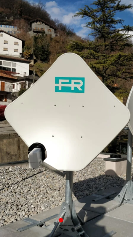 Antenna parabolica Fracarro di forma quadrata installata su supporto fisso in ambiente montano