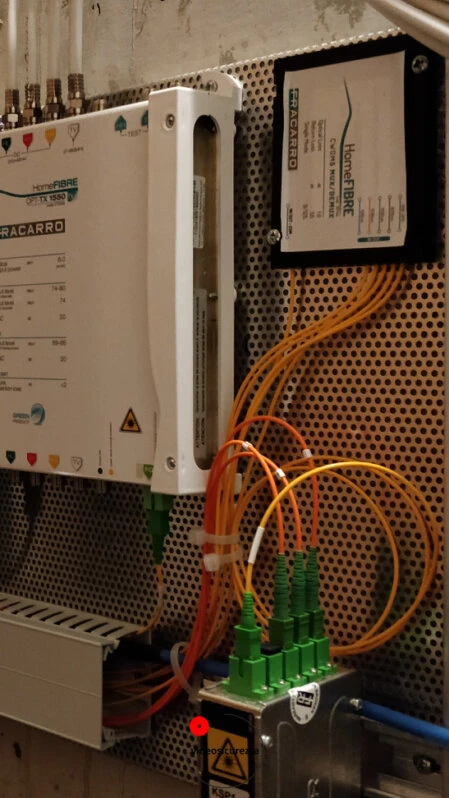 Sistema Fracarro per distribuzione TV-SAT e IPTV su rete GPON in fibra ottica, installato su pannello tecnico
