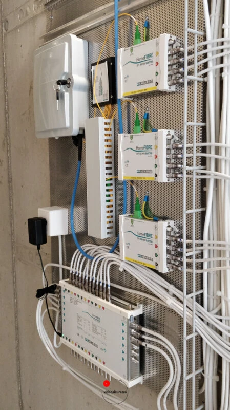 Quadro tecnico con moduli Fracarro per la distribuzione TV-SAT e IPTV su rete in fibra ottica GPON